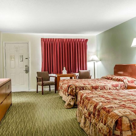 Rodeway Inn Гротон Экстерьер фото