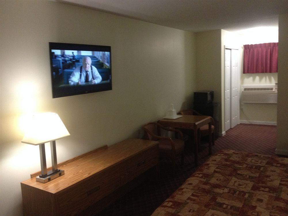 Rodeway Inn Гротон Экстерьер фото