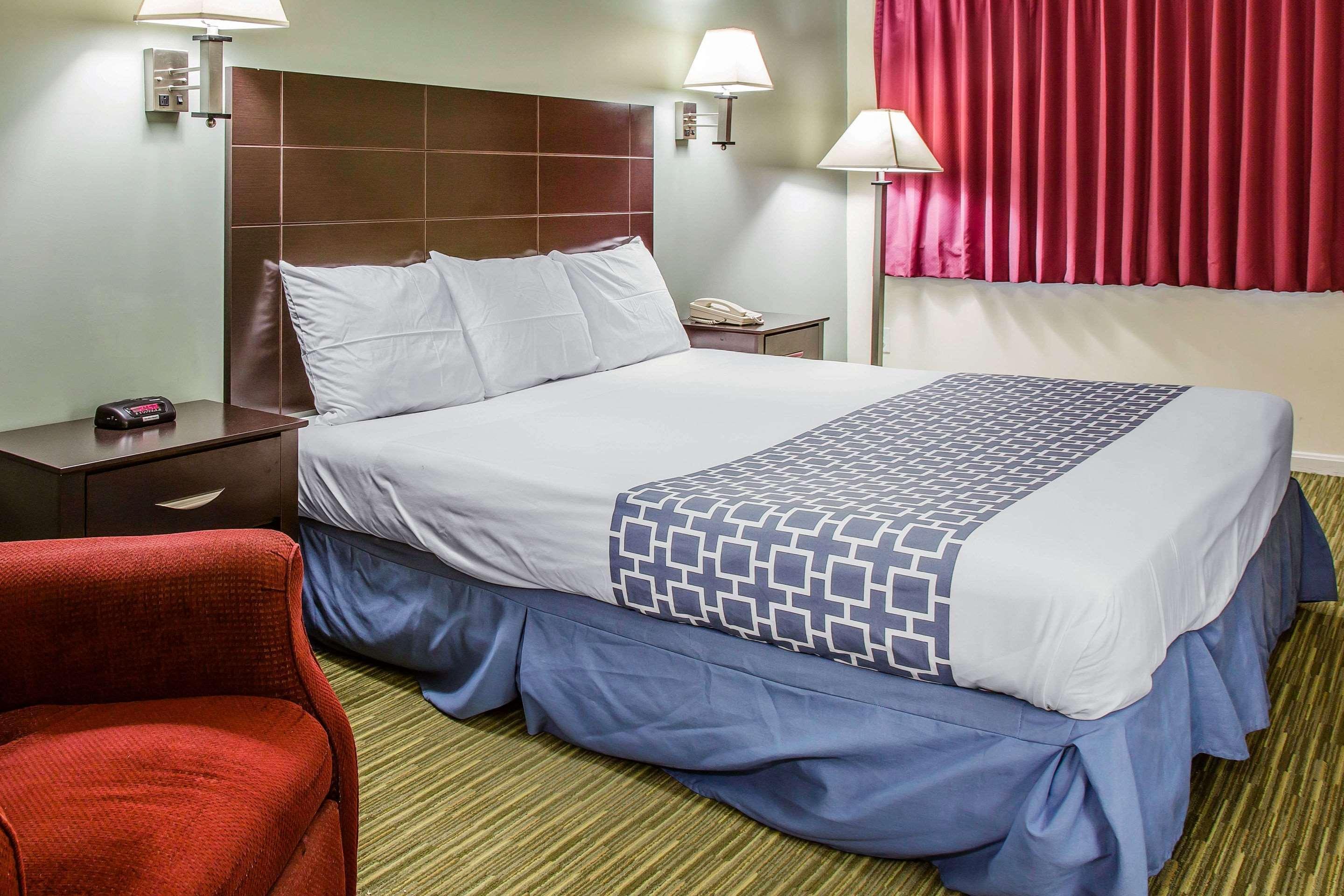 Rodeway Inn Гротон Экстерьер фото